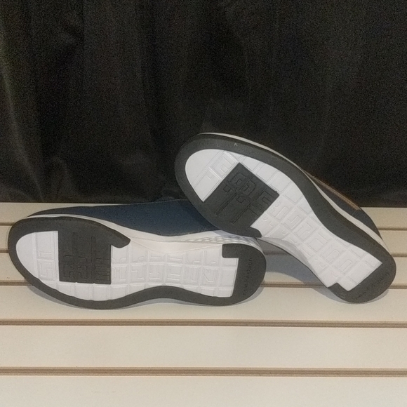 New Fashion Sneakers - Picture 2 of 7